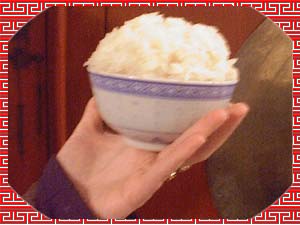 3. Tenir un bol de riz dans une main.