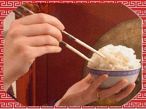 4. Et manger un bol de riz avec des baguettes tenues dans une autre main.